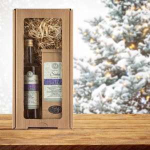 Naravni darilni komplet sivka na praznični mizi z novoletno jelko v ozadju, darilo iz Slovenije