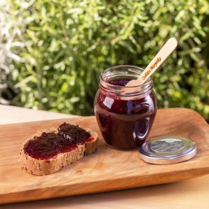 Domača robidova marmelada, namazana na svežem kruhu