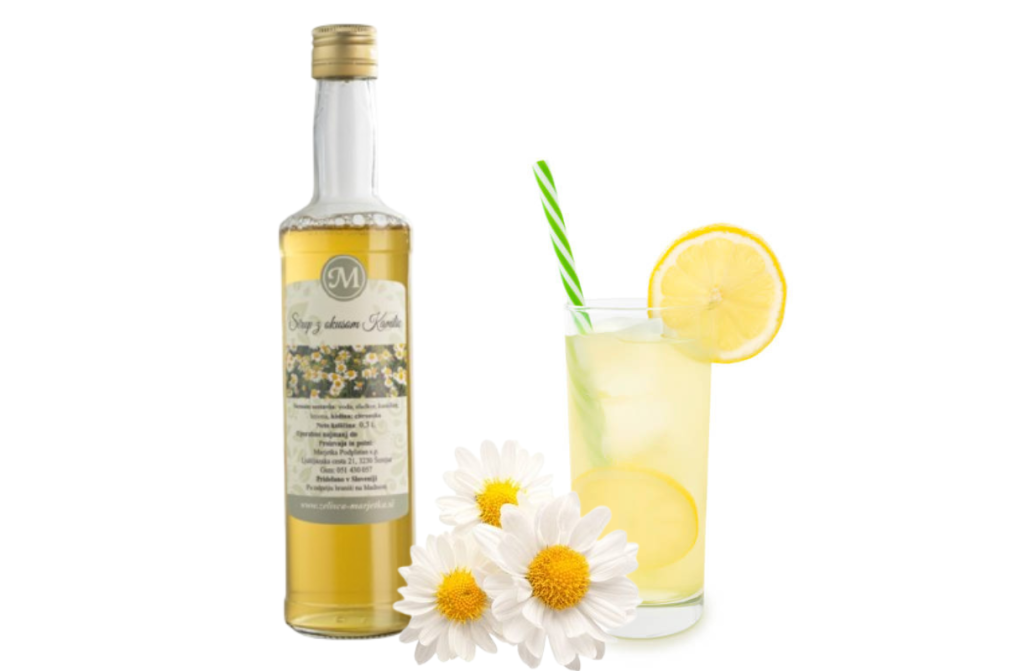 na sliki je kozarec z kamilično limonado