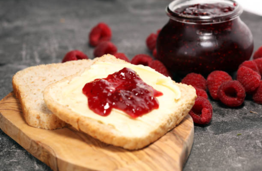 malinova marmelada na kruhu za zajtrk