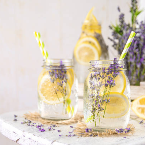 Sivkina limonada z nežno cvetlično noto