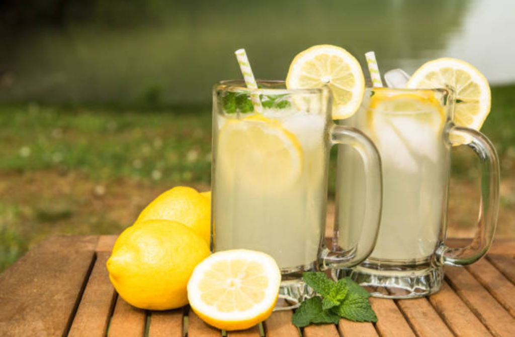 metina limonada v dveh kozarcih