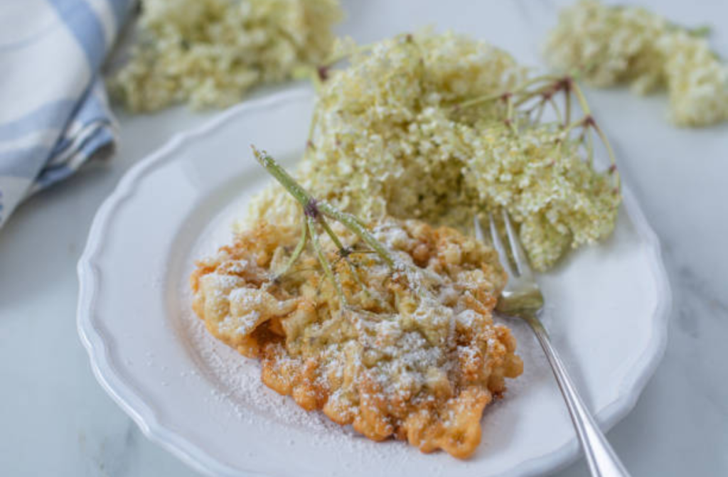 Ocvrti bezgovi cvetovi na krožniku