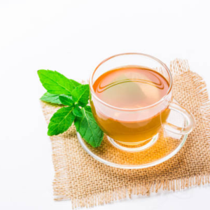 Metin čaj iz posušenih listov mete v skodelici, naravni zeliščni čaj iz Slovenije