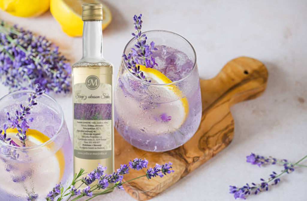 sivkin sirup v steklenici za pripravo osvežilnih napitkov (Limonada z sivko)