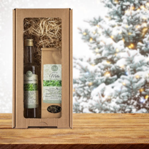 Naravni darilni komplet meta na praznični mizi z novoletno jelko v ozadju, darilo iz Slovenije