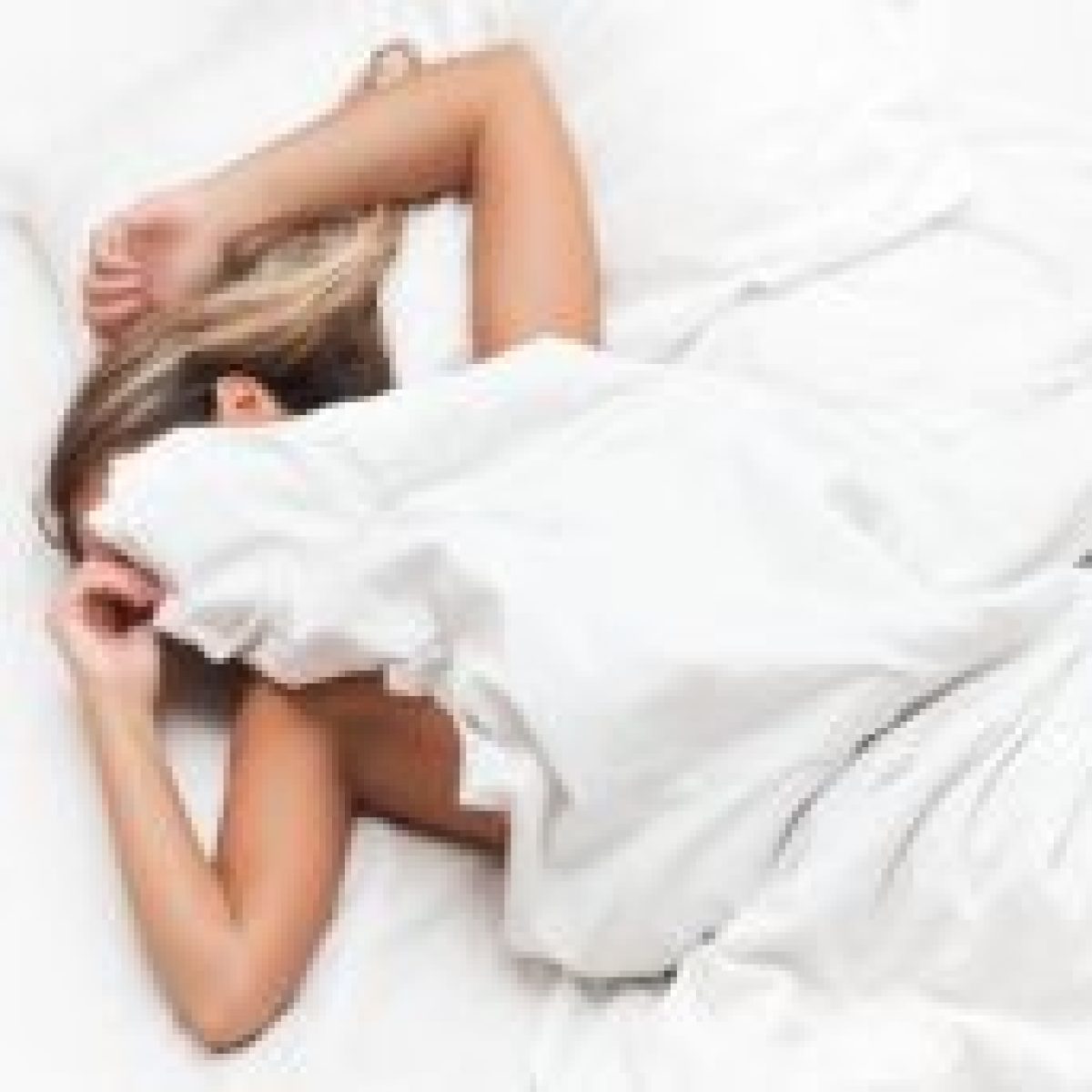 Oseba v postelji z večernim ritualom in skodelico zeliščnega čaja – sproščen večer