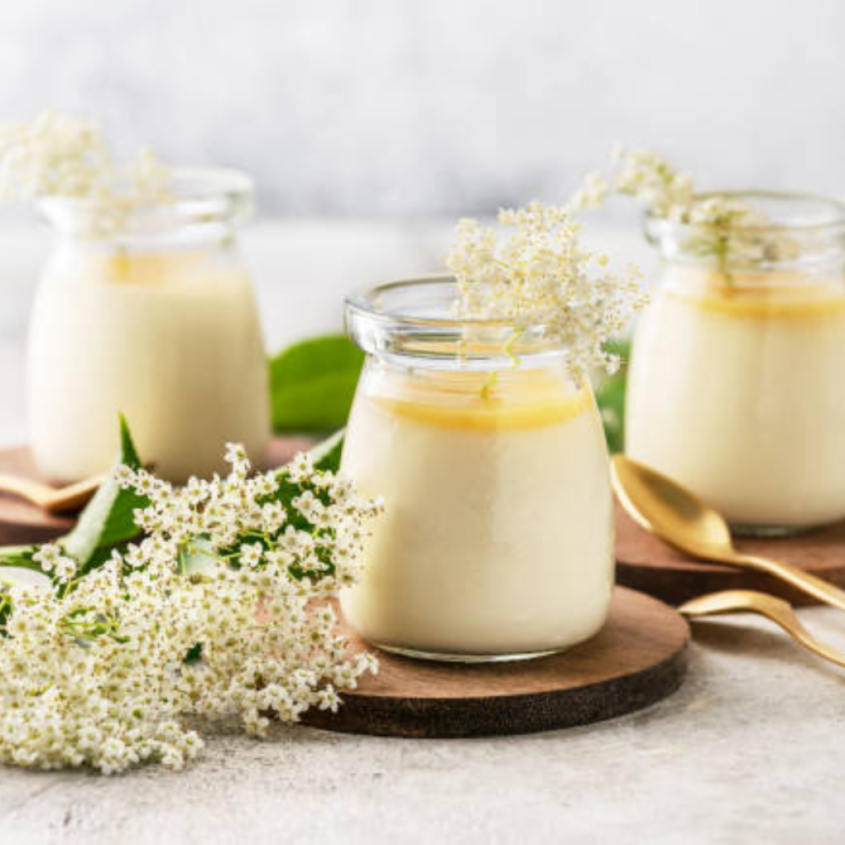 Sladica, okrašena z bezgovim sirupom, postrežena v elegantnem kozarcu – Zelišča Marjetka