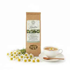 Kamilica čaj – 100 % naravni zeliščni čaj iz posušenih cvetov kamilice, primeren za pripravo čajnih mešanic, z blagim, nežnim cvetličnim okusom.